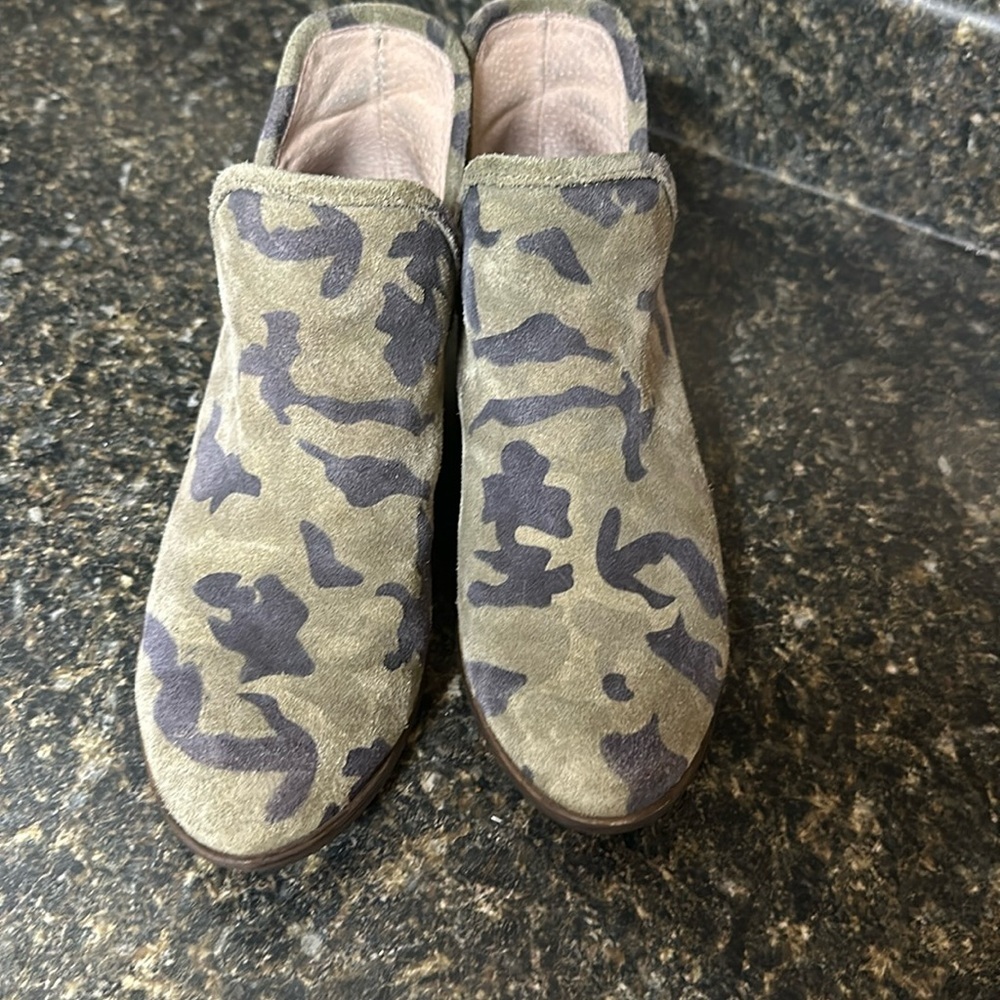 Lucky Brand suede camo boities 6.5 Goid used condition